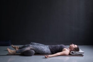 Lee más sobre el artículo 15 posturas de yoga para ayudarte a dormir mejor