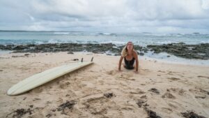 Lee más sobre el artículo 4 yoguis-surfistas + Top 5 poses antes de la caminata